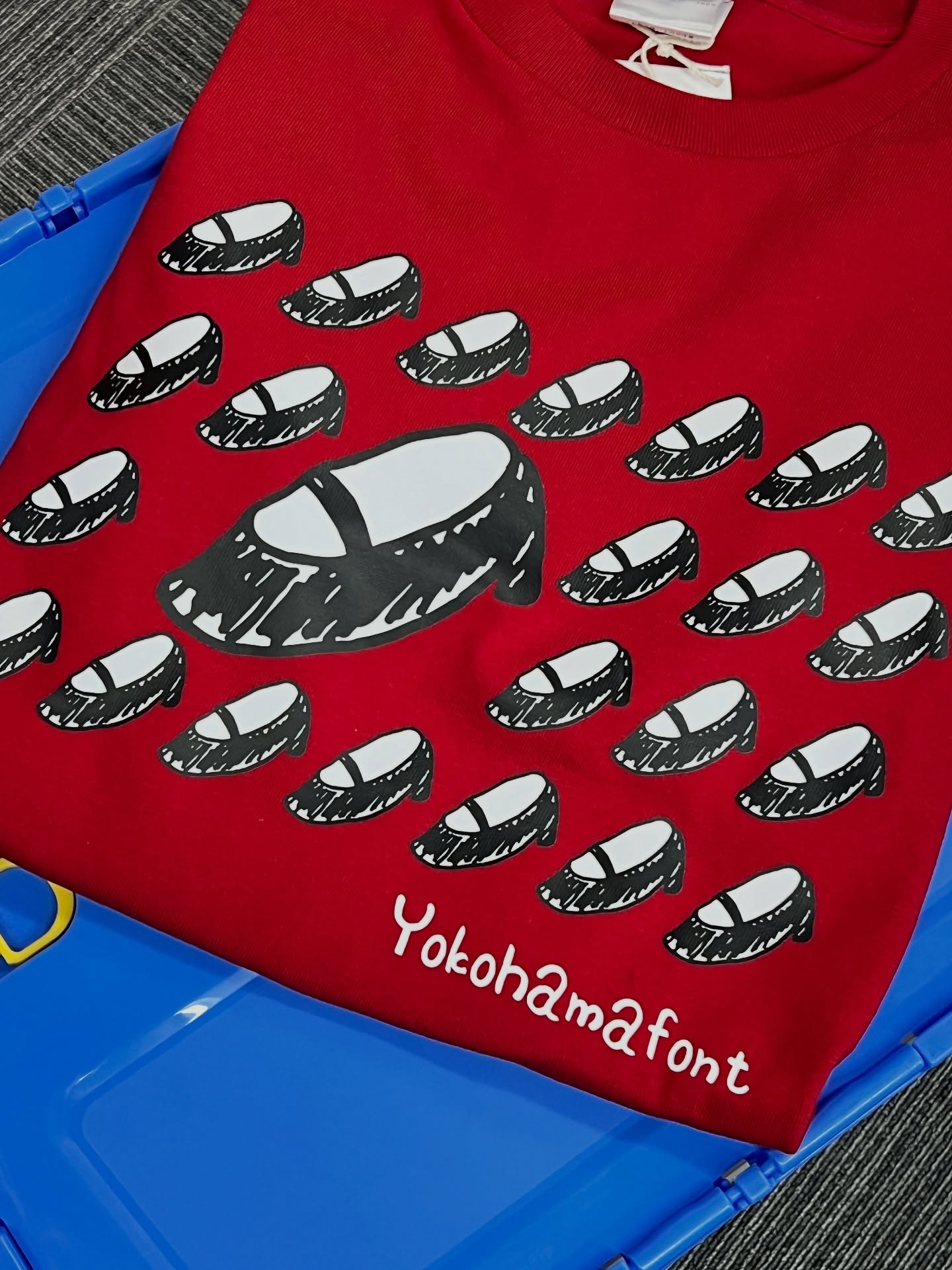 22日から始まった横浜高島屋のポップアップストア、本日18時をもって無事に終了しました。
ご来場いただいた皆さま、
ご協力いただいた皆さま、
応援していただいた皆さま、
ヨコハマフォントに参加している学生や事業所の皆さま、
誠にありがとうございました🙇🏻♀️
初めての事だらけで、多くの方にお手伝いいただき、なんとか無事に会期を終えました。
皆様あってこそ、皆様の助けあってこそ成し遂げられたことと思います。
本当にありがとうございました。
#横浜 #高島屋 #5F婦人服売り場 #ポップアップストア
#culicocopan #就労継続支援B型作業所TED #社会福祉法人横浜SSJ
#さおり織り #裂き織り #おりがみポチ袋 #ワークショップ
#楽しいを作ろう
https://yokohamafont.jp/notices/takashimaya-popup-2025/