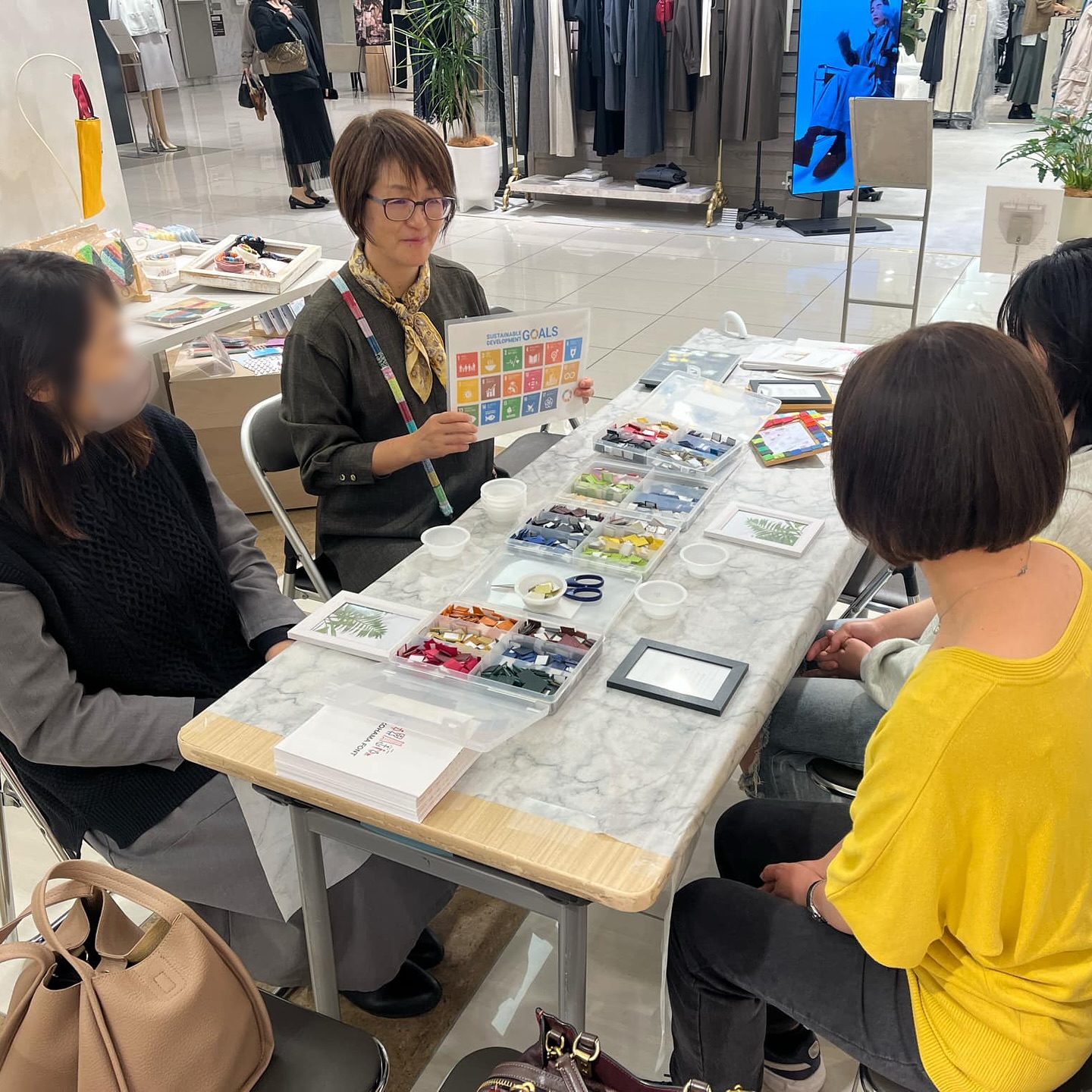 この週末の10月25日(土)、26日(日)はワークショップを行いました‼️
多くの方々にご参加いただきまして、ありがとうございました🙇
26日の折り紙ポチ袋・ガーランドのワークショップも、とても可愛い作品が生まれたのですが、今回は25日のフォトフレームのワークショップから素敵な作品をご紹介✨
ポップアップストアも残り2日となりまして、だんだん慣れてきたのに、あとちょっとで終わってしまうのが残念です。
まだご来場されていない方、あと2日しかありません!ご来場お待ちしております🙇🏻♀️
2025年10月22日(水)~28日(火)
横浜髙島屋5F婦人服売り場イベントスペースにて、ポップアップストアを開催中‼️
ヨコハマフォントのグラフィックアートをプリントしたTシャツやミニタオルをはじめ、横浜市内の障害者施設で織られた【さおり織り/裂き織り】生地を使ったファッション雑貨などを販売いたします。
culicocopanさんとの素敵なコラボ商品の販売や、就労継続支援B型作業所TED(テッド)さんと社会福祉法人横浜SSJさんと協力して開発した【おりがみポチ袋】 のワークショップ、岩崎学園情報科学専門学校の学生とコラボしたガチャガチャなど、盛りだくさんの内容となっています。
皆様のご来場、お待ちしております🙇♀️
#横浜 #高島屋 #5F婦人服売り場 #ポップアップストア
#culicocopan #就労継続支援B型作業所TED #社会福祉法人横浜SSJ
#さおり織り #裂き織り #おりがみポチ袋 #ワークショップ
#楽しいを作ろう
https://yokohamafont.jp/notices/takashimaya-popup-2025/