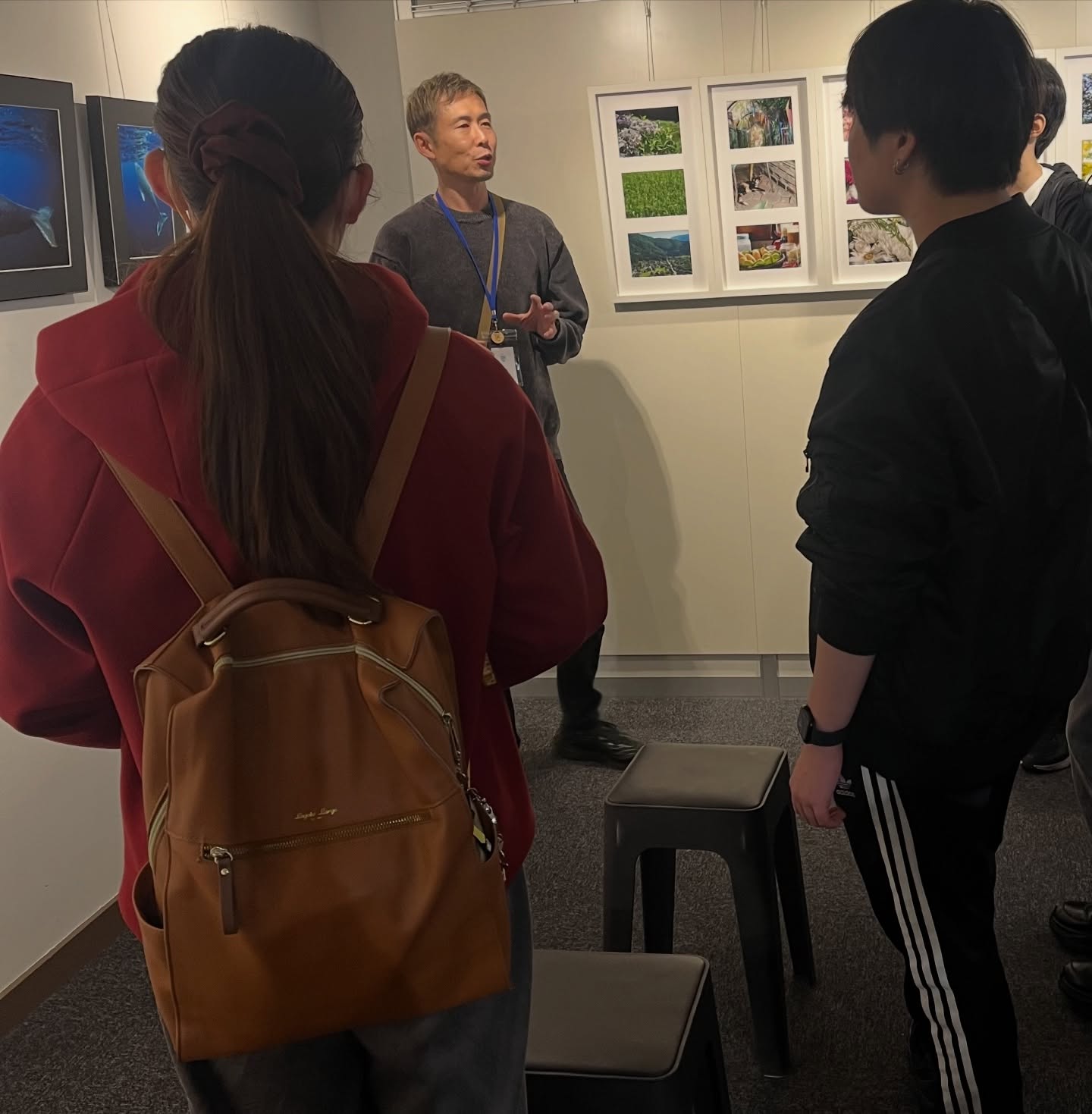 \Onze(オンズ)写真展に行って来たよ/
高島屋のポップアップも無事に終わり、次のプロジェクトが始まっていますが、学生たちの学びもまだまだ続きます!
ヨコハマフォントのサポートデザイナー栂安氏が所属する写真家グループOnze(オンズ)の写真展に行って来ました。
ヨコハマフォントではアートを学ぶために美術館や博物館、アート展などに積極的に行くようにしています。
福祉だけではなく、アートも学べる活動。
みんなでワイワイ楽しいね😀
#楽しいをつくろう #アート活動
#岩崎学園 #情報科学専門学校 共創プロジェクト
#onze2025道々