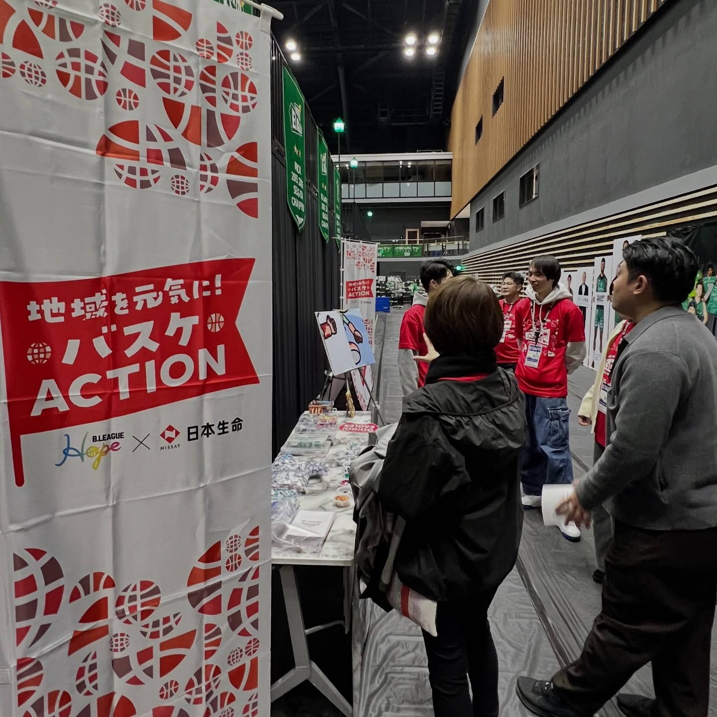 ＼地域を元気に❗️／ バスケAction
日本生命✖️YOKOHAMA EXCELLENCE✖️ヨコハマフォント のモザイクアートプロジェクトが本日スタートしました‼️

障害者施設で廃材などを加工してタイルを作り、来場の皆さんに参加していただき、パネル10枚分の大きなモザイクアートを完成させるプロジェクトです😆

開始早々から多くの方々に参加していただけたおかげで、初回のパネル2枚が無事完成しました。ご参加ありがとうございました。
また次回のご参加、楽しみにしております。

#横浜エクセレンス #日本生命 
#岩崎学園情報科学専門学校 
#モザイクアート #楽しいを作ろう