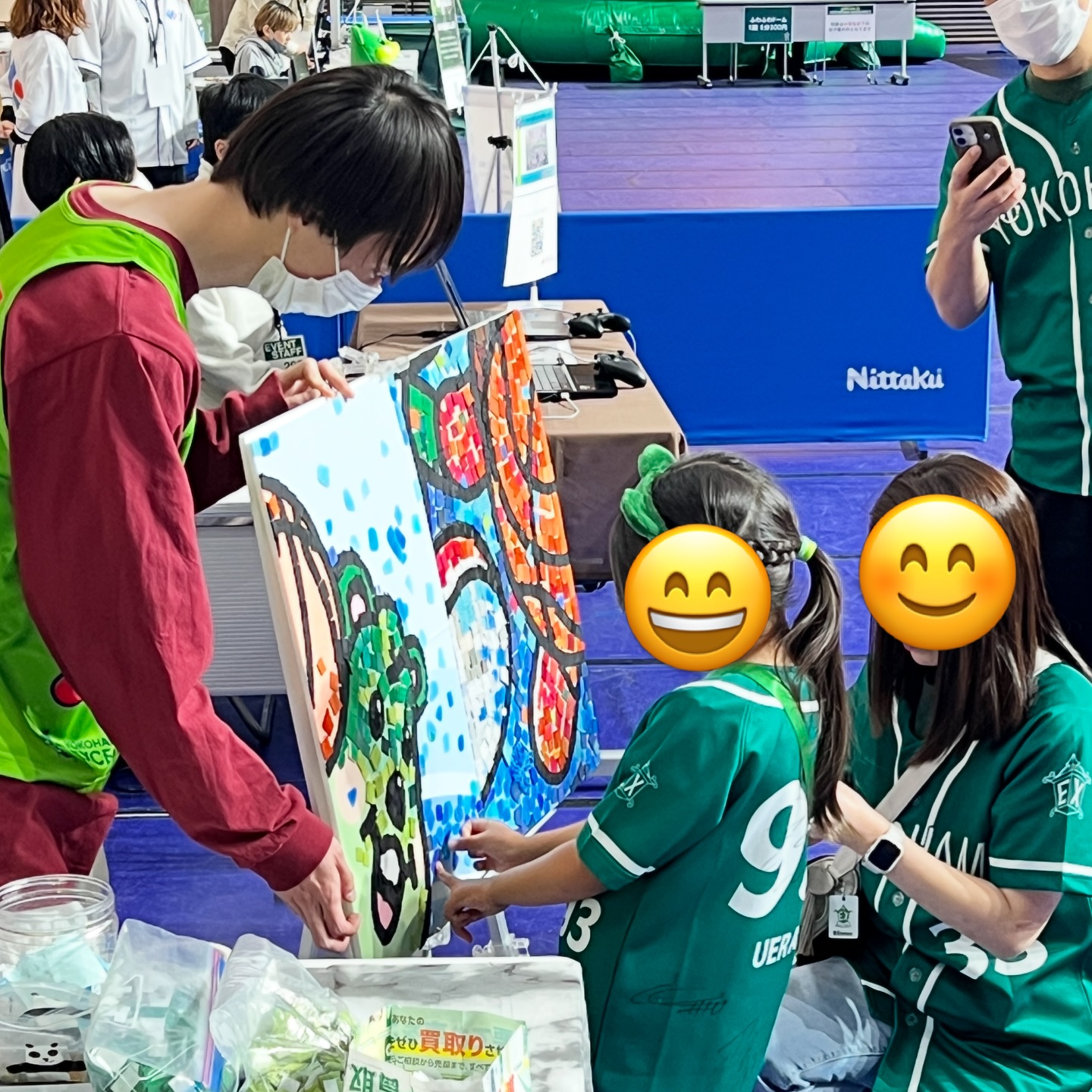 ＼地域を元気に❗️／ バスケAction
日本生命✖️YOKOHAMA EXCELLENCE✖️ヨコハマフォント のモザイクアートプロジェクト

昨日、今日は、横浜BUNTAIでモザイクアート！
連日200名を超える方々に参加していただきました❤️
ご参加ありがとうございました。

次回は、4月1日 19:05〜 横浜BUNTAIでお会いしましょう‼️

このモザイクアートプロジェクトは、障害者施設で廃材などを加工してタイルを作り、来場の皆さんに参加していただき、パネル10枚分の大きなモザイクアートを完成させるプロジェクトです😆

#横浜エクセレンス #日本生命 
#岩崎学園情報科学専門学校 
#モザイクアート #楽しいを作ろう