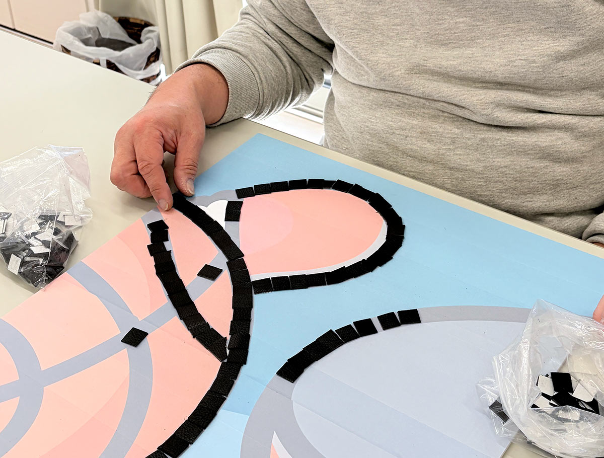 モザイクアートの下準備を行う